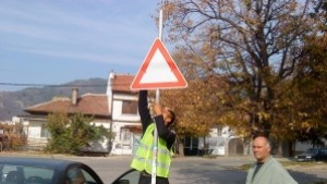 Община Дупница възстановява около 50 откраднати пътни знака