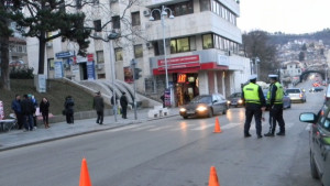 Кола помете мъж на пешеходна пътека