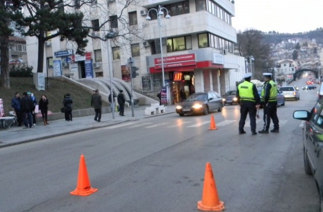 Кола помете мъж на пешеходна пътека