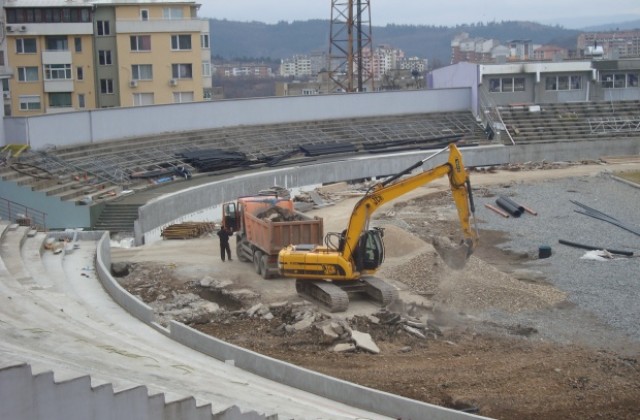 Ремонтират ударно лекоатлетическата писта на стадион Ивайло