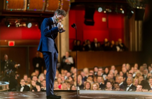 Стивън Хокинг поздрави Еди Редмейн за Оскар-а