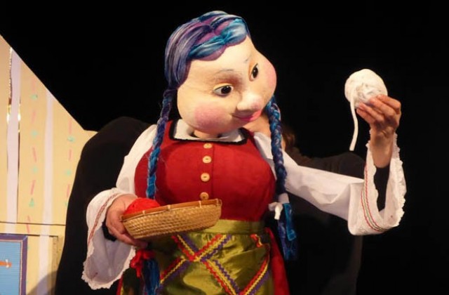 Кукленият театър с постановка по Мая Дългъчева за 1 март