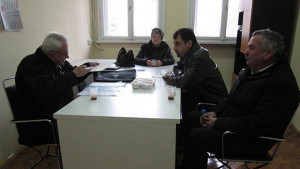 Безработни търсят помощ от депутат