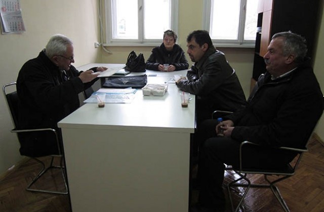 Безработни търсят помощ от депутат