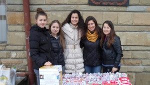 Доброволци от БЧК в Елена продават мартеници благотворително