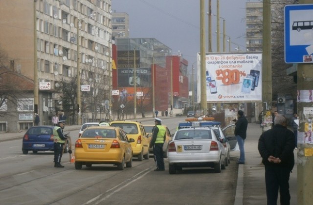 20 таксиметрови коли са проверени при акция на полицията в района на стадион Априлов