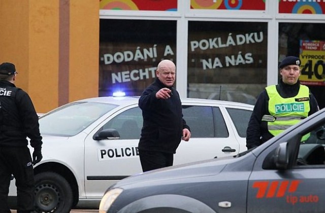 Въоръжен мъж разстреля осем души в чешки ресторант