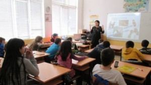 Ученици редят изложба в Световния ден за борба с тормоза