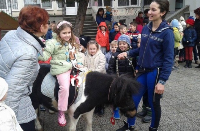 Гиздави коне, 300 кебапчета и 30 литра вино за Тодоровден в Арбанаси