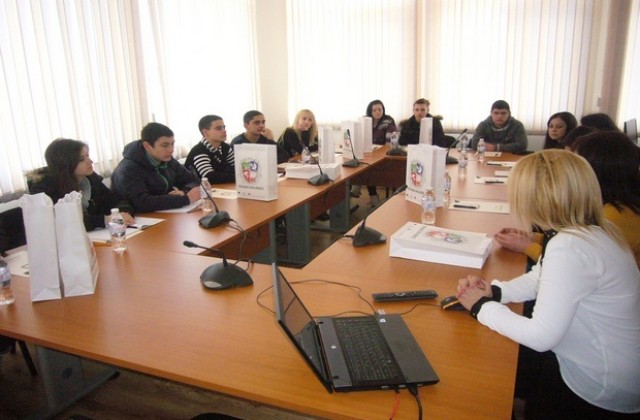 Любимецки ученици се обучават в общинската администрация