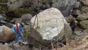 Огромен камък падна в река Бистрица