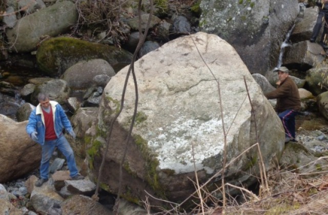 Огромен камък падна в река Бистрица