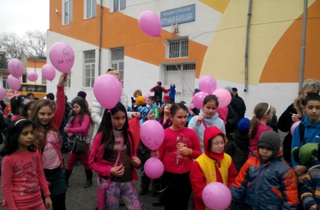 Деца пуснаха в небето розови балони с послания срещу агресията в училище