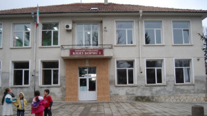 Баща на третокласник нападна учителка в шуменското НУ Княз Борис