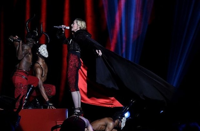 Мадона падна лошо от сцената по време на наградите БРИТ (ВИДЕО)
