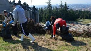 Младежи от ГЕРБ почистват паметници