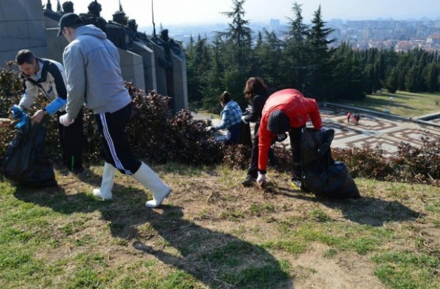 Младежи от ГЕРБ почистват паметници