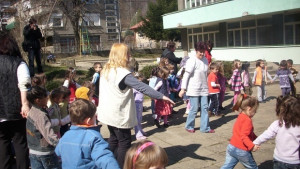 Обновяват дворните площи в детска градина Перуника 2 с проект