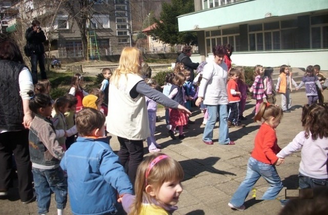 Обновяват дворните площи в детска градина Перуника 2 с проект по Красива България