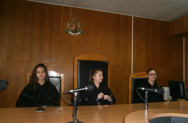 Симулиран процес на ученици в деня на отворените врати в Окръжния и районния съд в Кюстендил