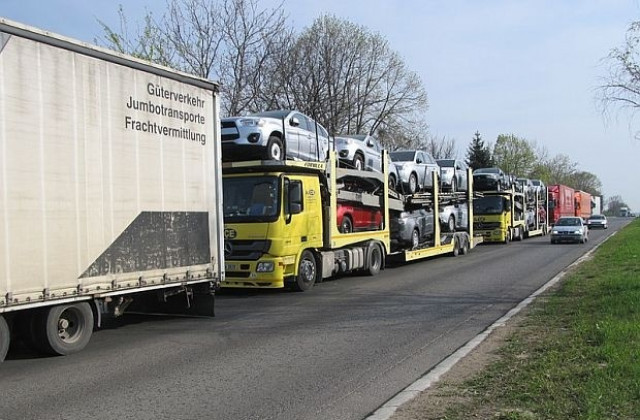Ограничават движението на камиони над 12 т по празници, в петък и неделя през лятото