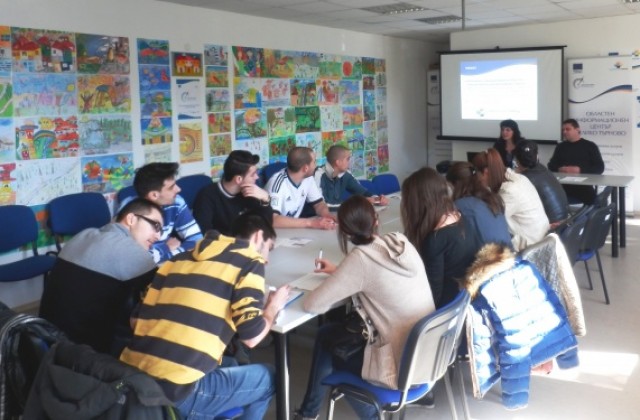 Студенти се запознаха с работата на Областния информационен център