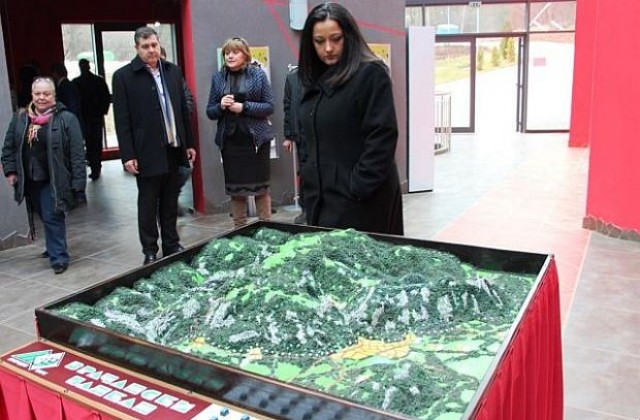 Павлова е разочарована от „бутафорията на проект за атракцион край Леденика