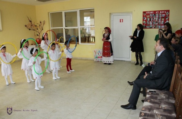 Децата от Дома Пеньо и Мария Велкови поздравиха кмета за празника на Баба Марта