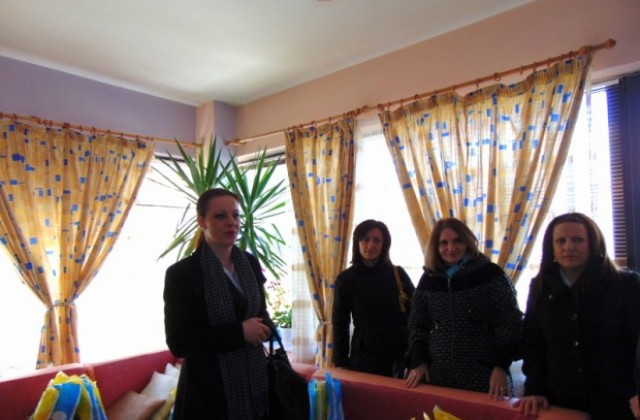 Михаела Крумова от ГЕРБ зарадва децата от ЦНСТ Сияние за Баба Марта