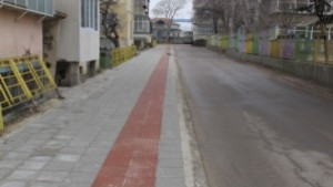 Изграждат тротоар пригоден за хора със зрителни проблеми