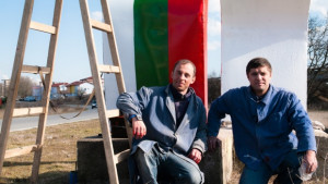 Двама младежи сами възстановиха монумент на входа на Казанлък