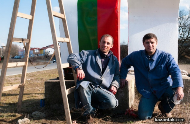 Двама младежи сами възстановиха монумент на входа на Казанлък