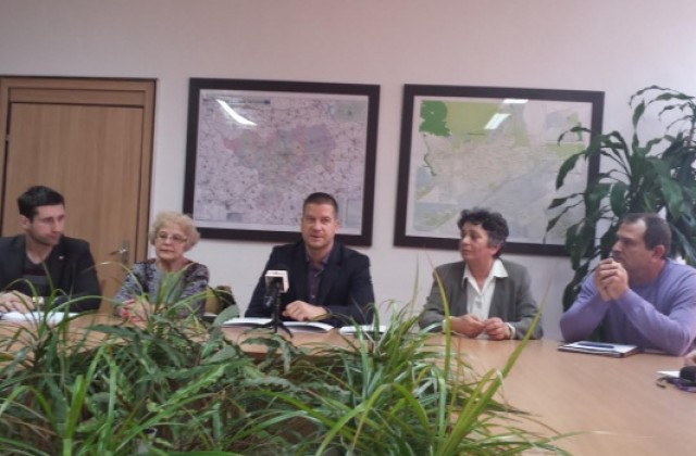 Подписаха първите три договора за саниране