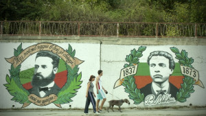 Авторите на патриотичните графити с нова идея ще рисуват Стена