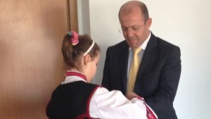 Деца окичиха с мартеници кмета на Приморско