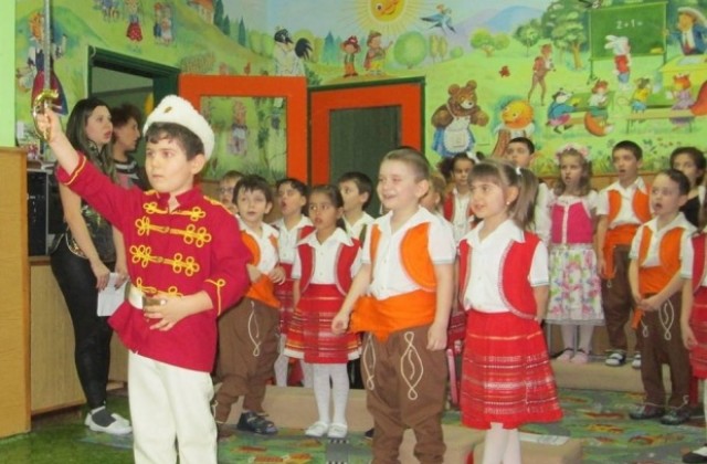 Деца пресъздадоха спасяването на Горна Оряховица от опожаряване