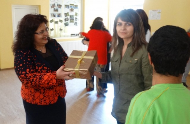 Жените в ГЕРБ зарадваха с мартеници деца от социален център в Горна Оряховица