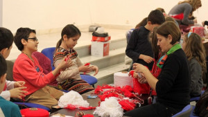 Деца майсториха мартенички в очакване на Баба Марта