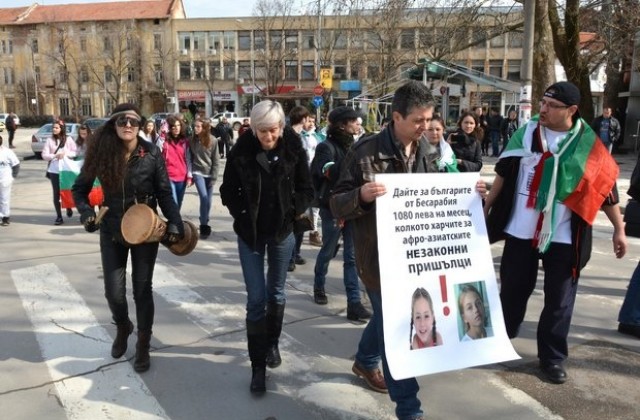 Близо 50 протестираха в Харманли срещу бежанците