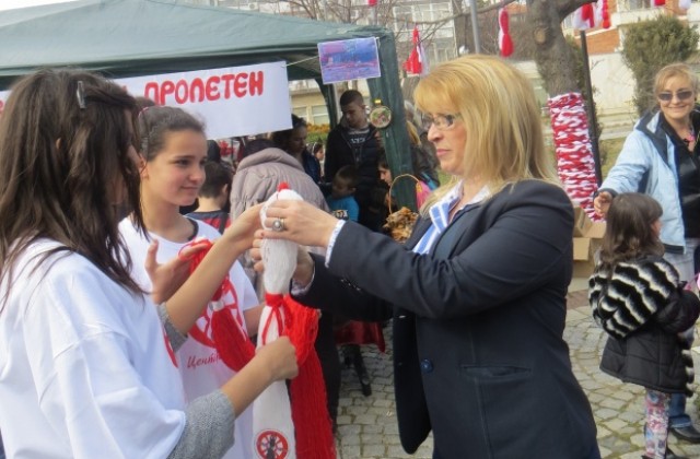 Деца от Стражица продават мартеници, за да подпомогнат пострадалите от наводнения