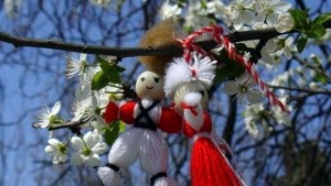 Баба Марта бързала мартеници вързала