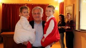 Мартеница с формата на щъркелово гнездо получи Драгомир Николов от