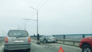 Такси се преобърна на Аспарухов мост