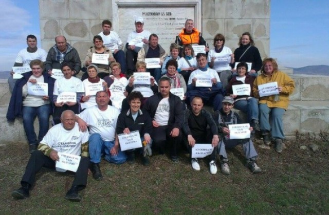 Членове на ГЕРБ почистиха паметника на загиналите в Джуранлийския бой