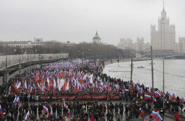 Многохилядни траурни шествия в градове на Русия в памет на Немцов