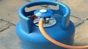 Взрив на газова бутилка събори лятна кухня