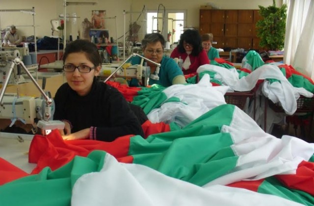 Българският трибагреник „прегръща“ Самарското знаме