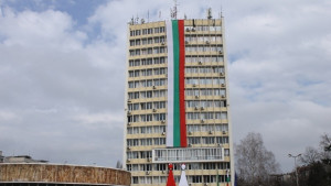 С 32метров трикольор на общината и 300 знамена в училищата