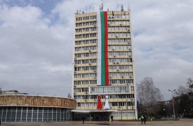 С 32-метров трикольор на общината и 300 знамена в училищата Димитровград посреща Трети март
