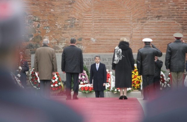Издигнаха трибагреника пред паметника на Незнайния воин
